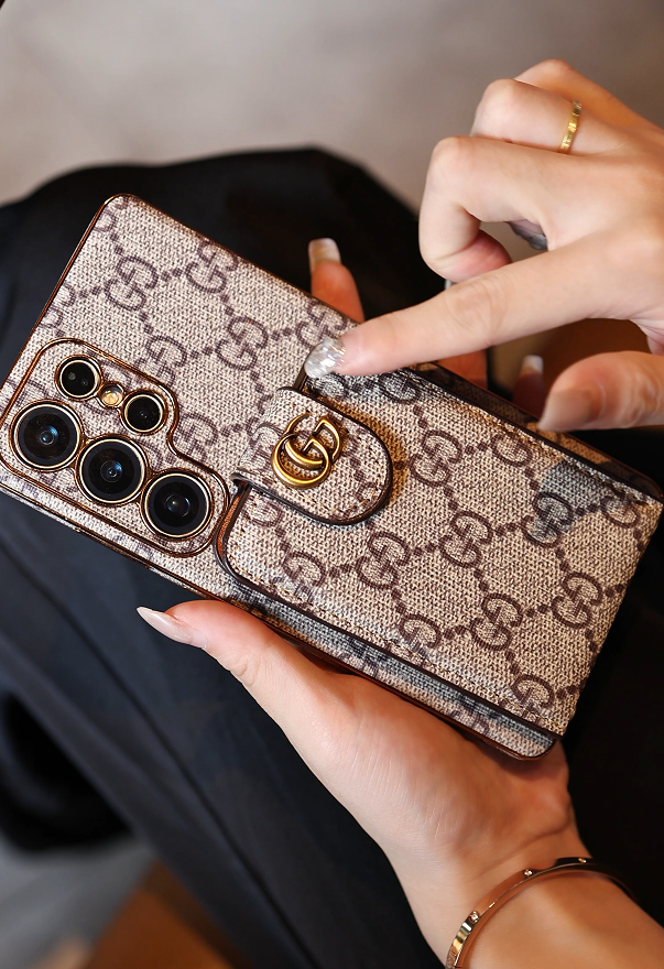 Avancerat Samsung telefonfodral i läder med plånbok och rem.