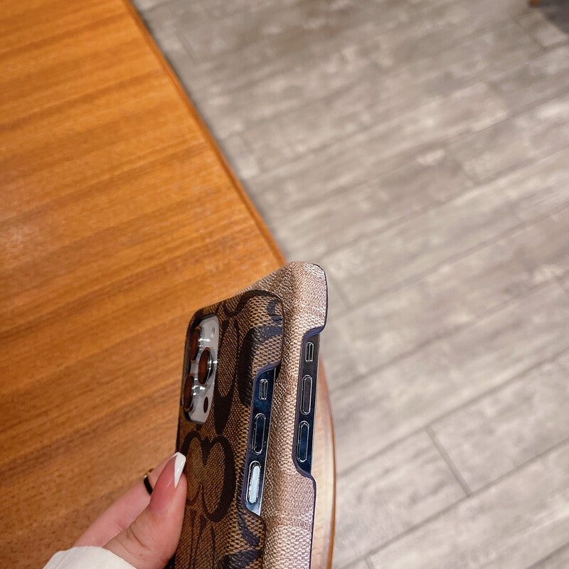 클래식 코치 아이폰 케이스 커피 -JDK241426