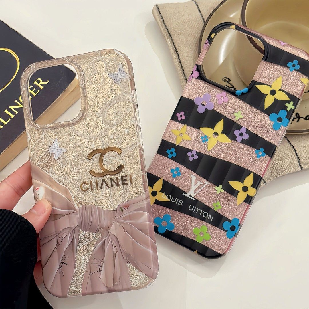 시크한 우아함: 고급 진주 장식 iPhone 케이스