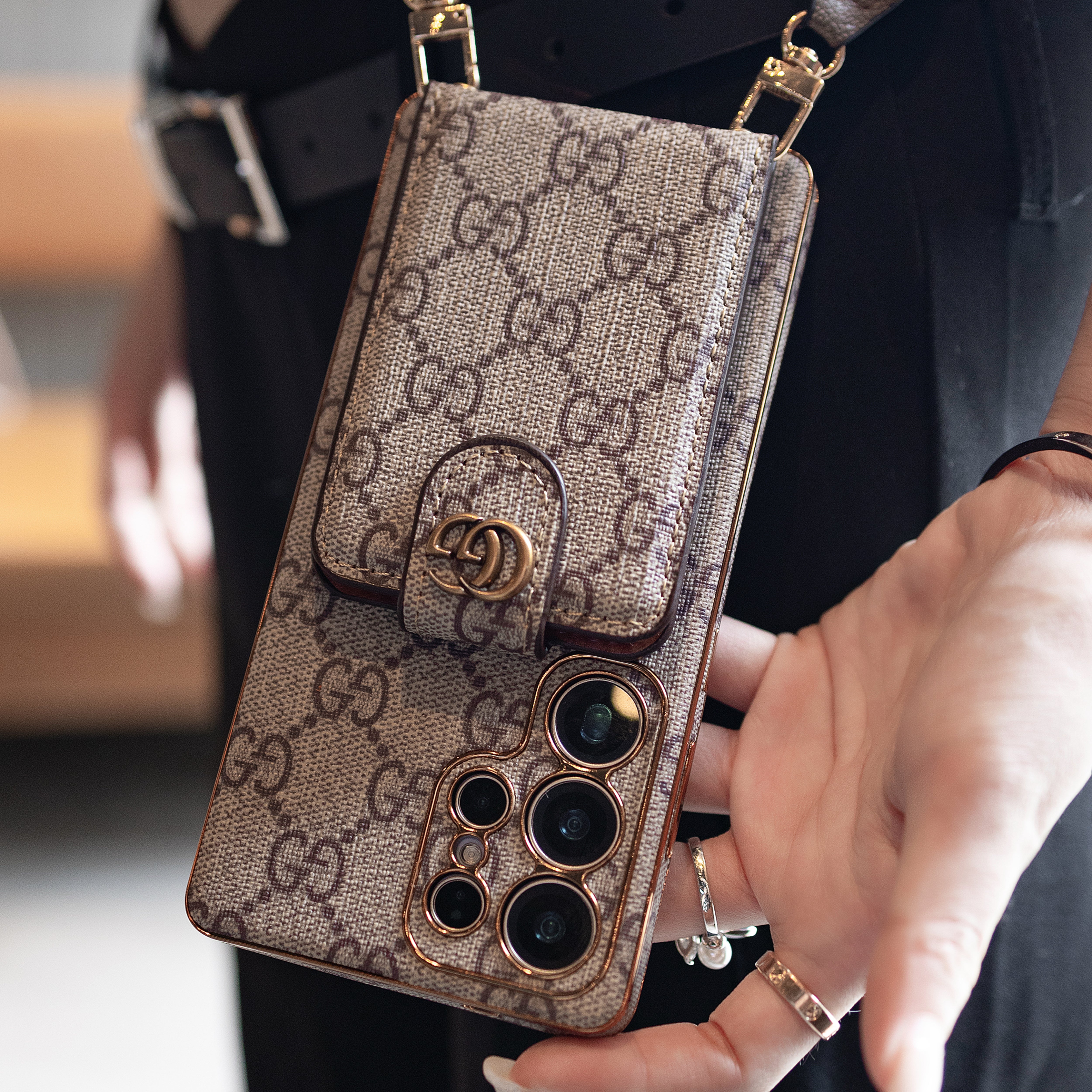 Avancerat Samsung telefonfodral i läder med plånbok och rem.