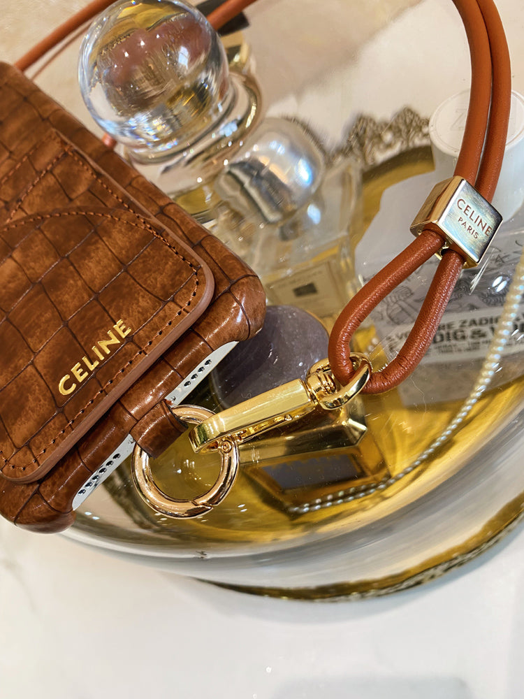 카드 홀더와 스트랩이 있는 악어 무늬 셀린느 아이폰 케이스 브라운 -EYP241415