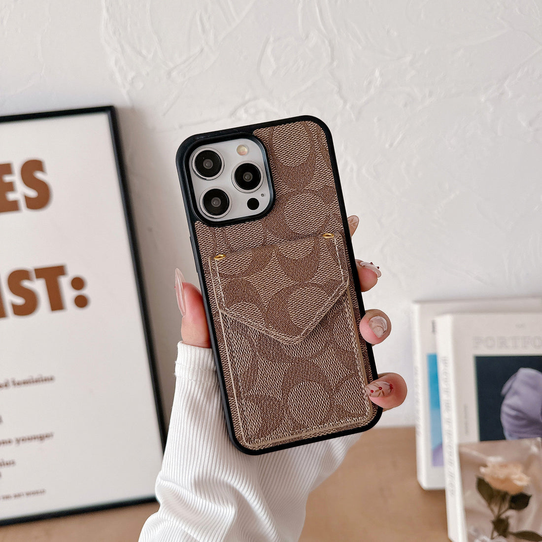 카드 홀더 및 스트랩이 포함된 Coach iPhone 케이스 라이트 브라운 -SJ240513