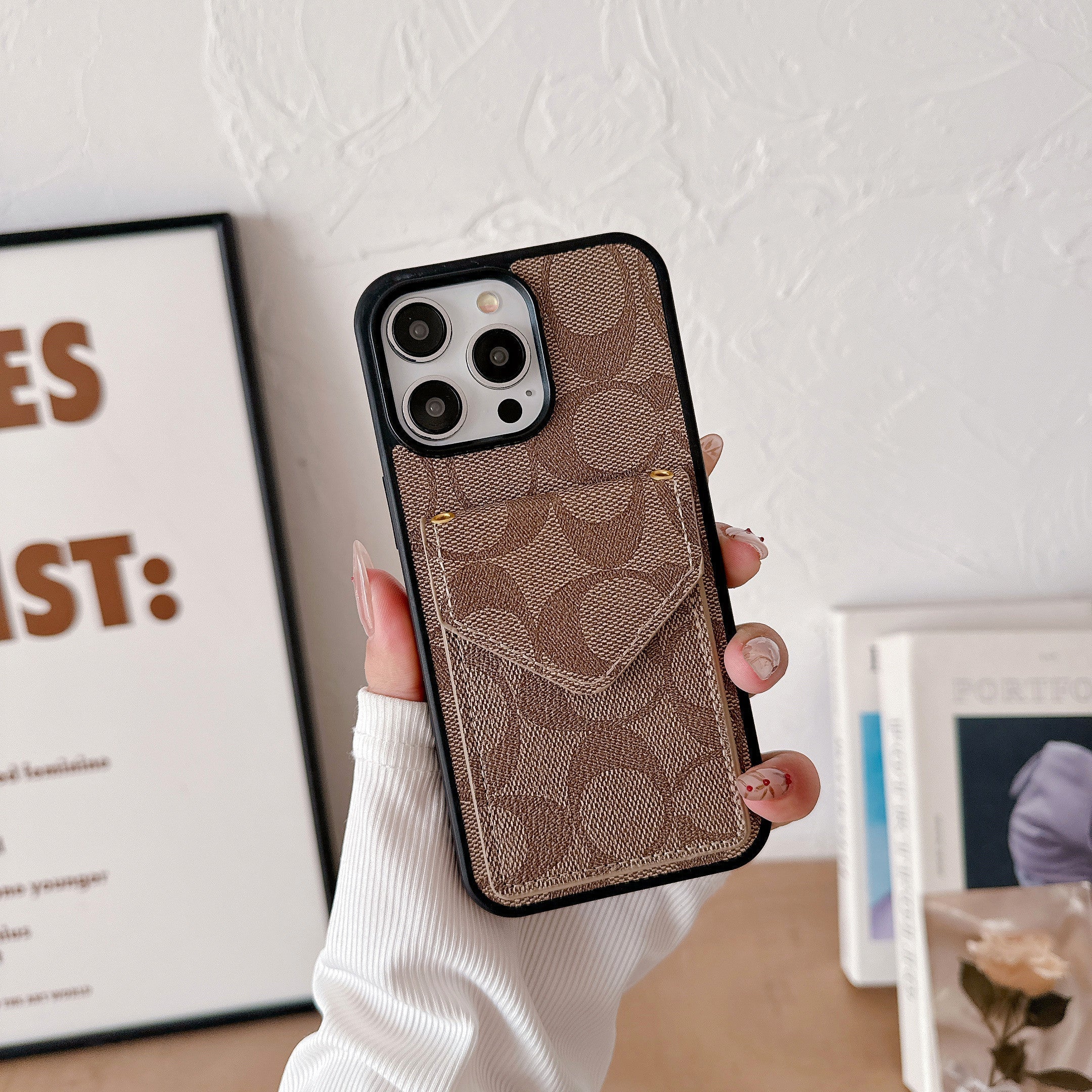 Capa Coach para iPhone com porta-cartões e alça marrom claro -SJ240513