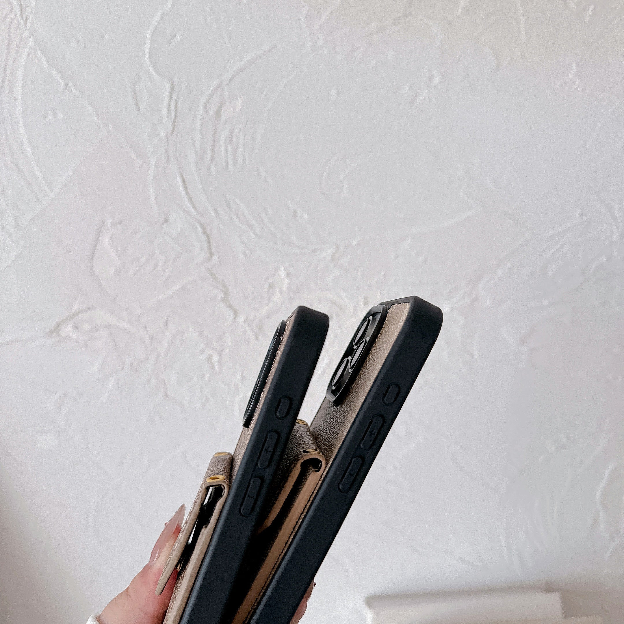 Capa Coach para iPhone com porta-cartões e alça marrom claro -SJ240513