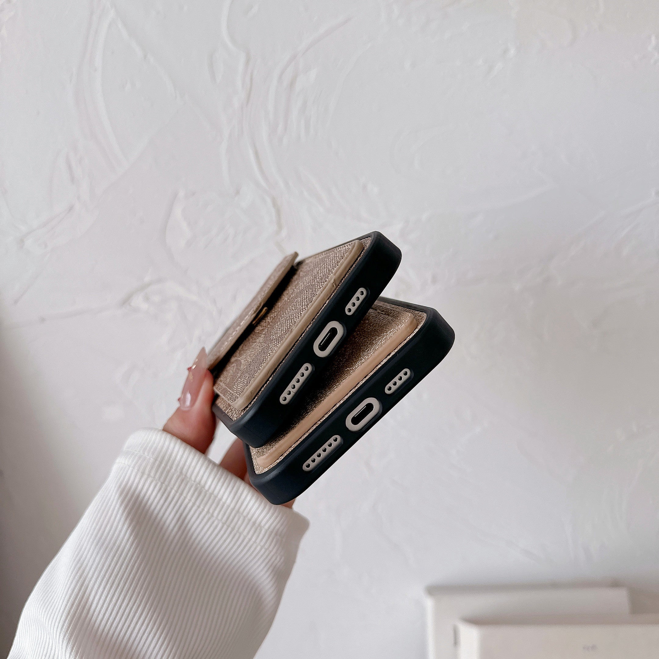 Capa Coach para iPhone com porta-cartões e alça marrom claro -SJ240513