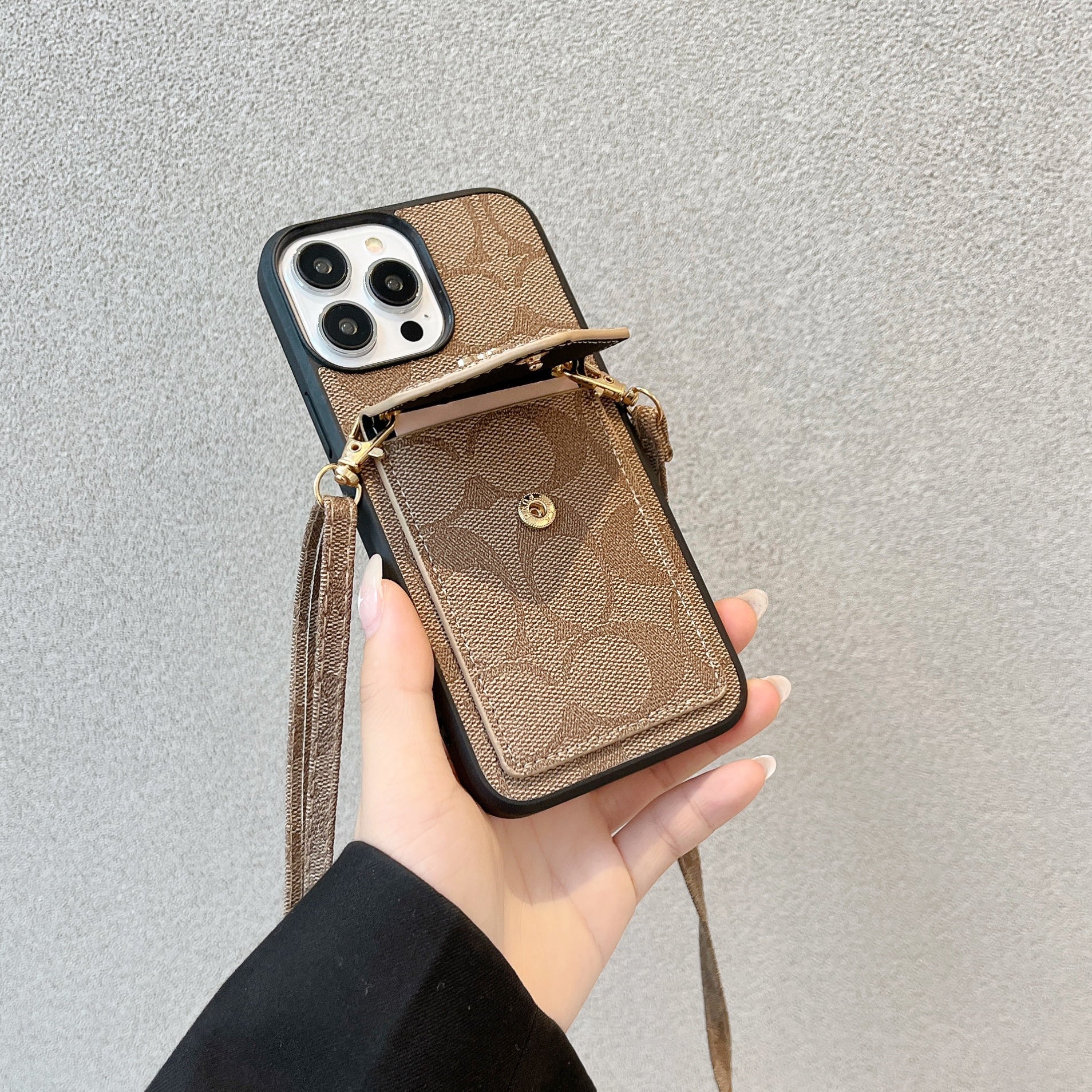 Capa Coach para iPhone com porta-cartões e alça marrom claro -SJ240513