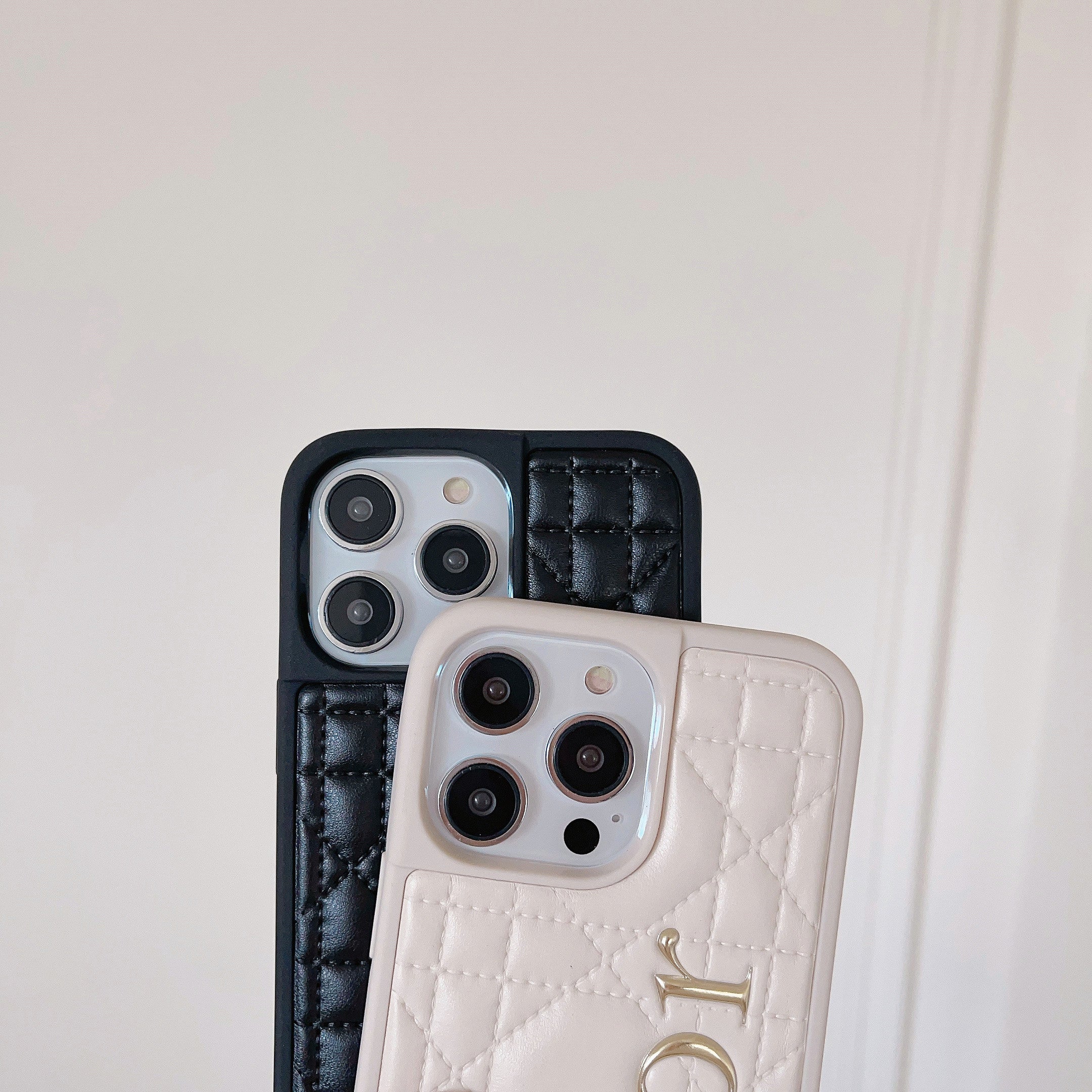 Funda de iPhone de cuero con logotipo dorado CD