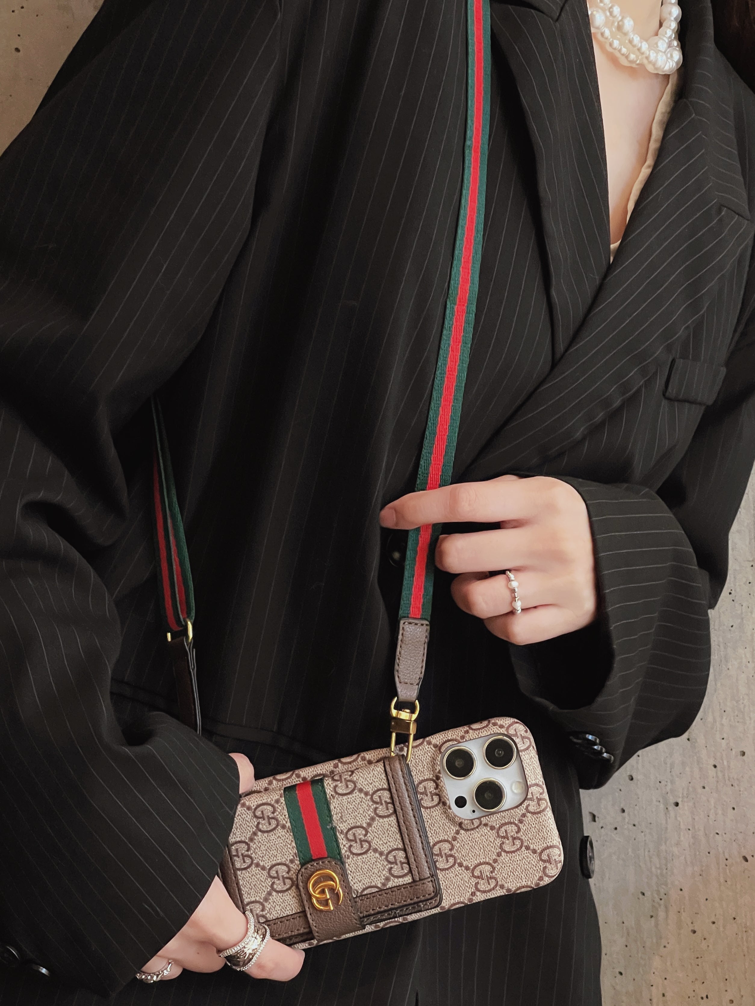 Custodia per iPhone a tracolla con borsa per carte GG