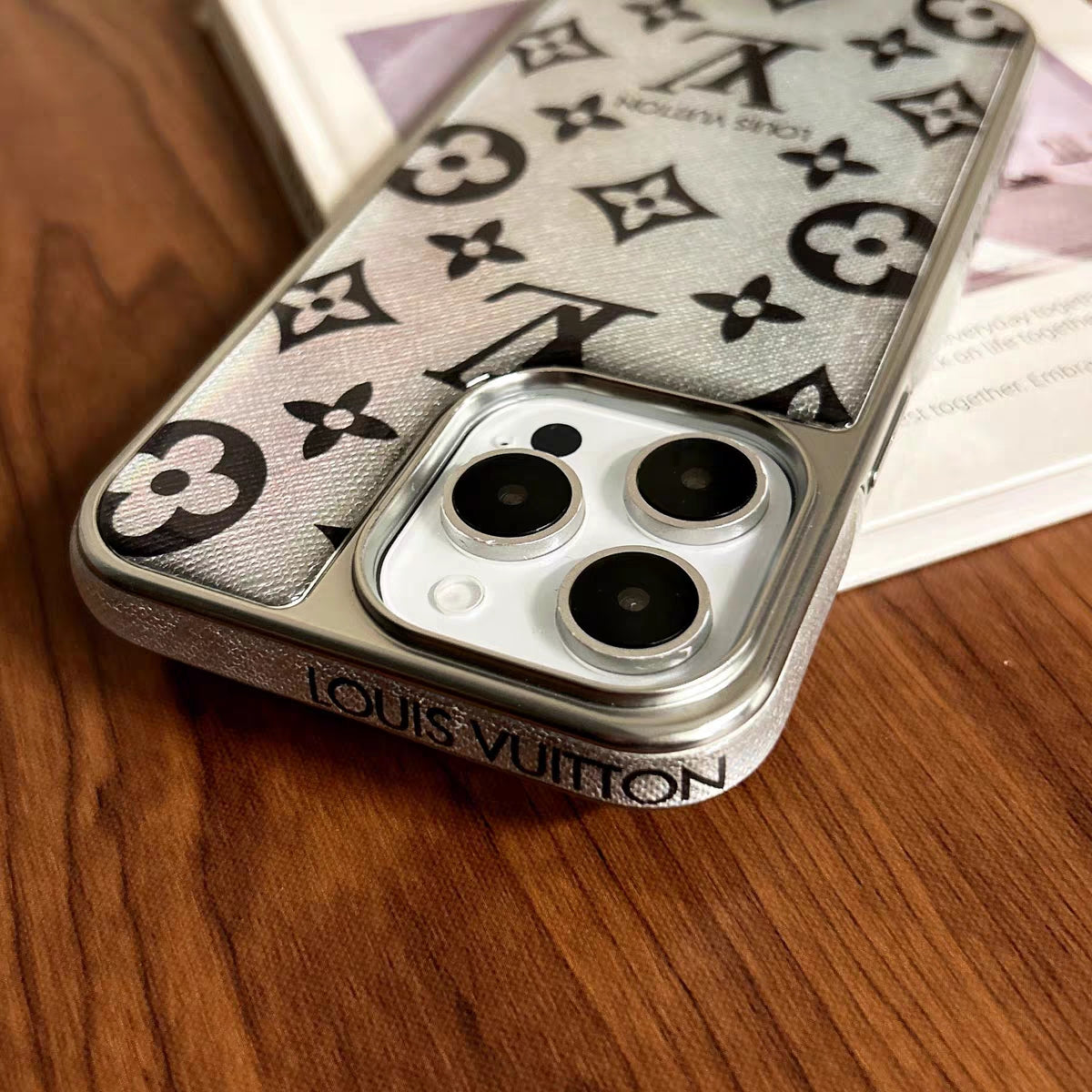 Luksus w Twoim telefonie – elegancki. Pogrubiony. Ikonowy. Etui na iPhone'a