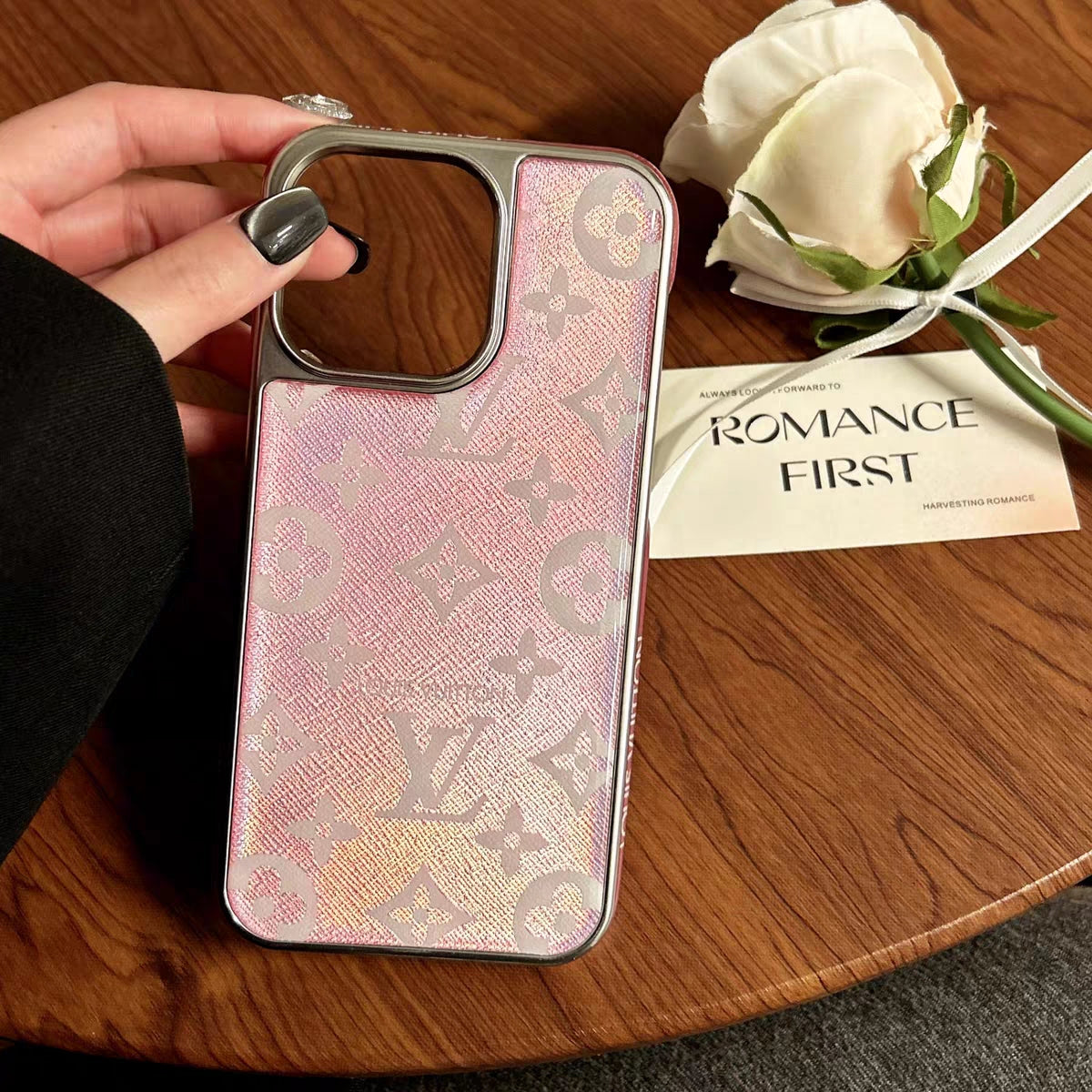 Luksus w Twoim telefonie – elegancki. Pogrubiony. Ikonowy. Etui na iPhone'a