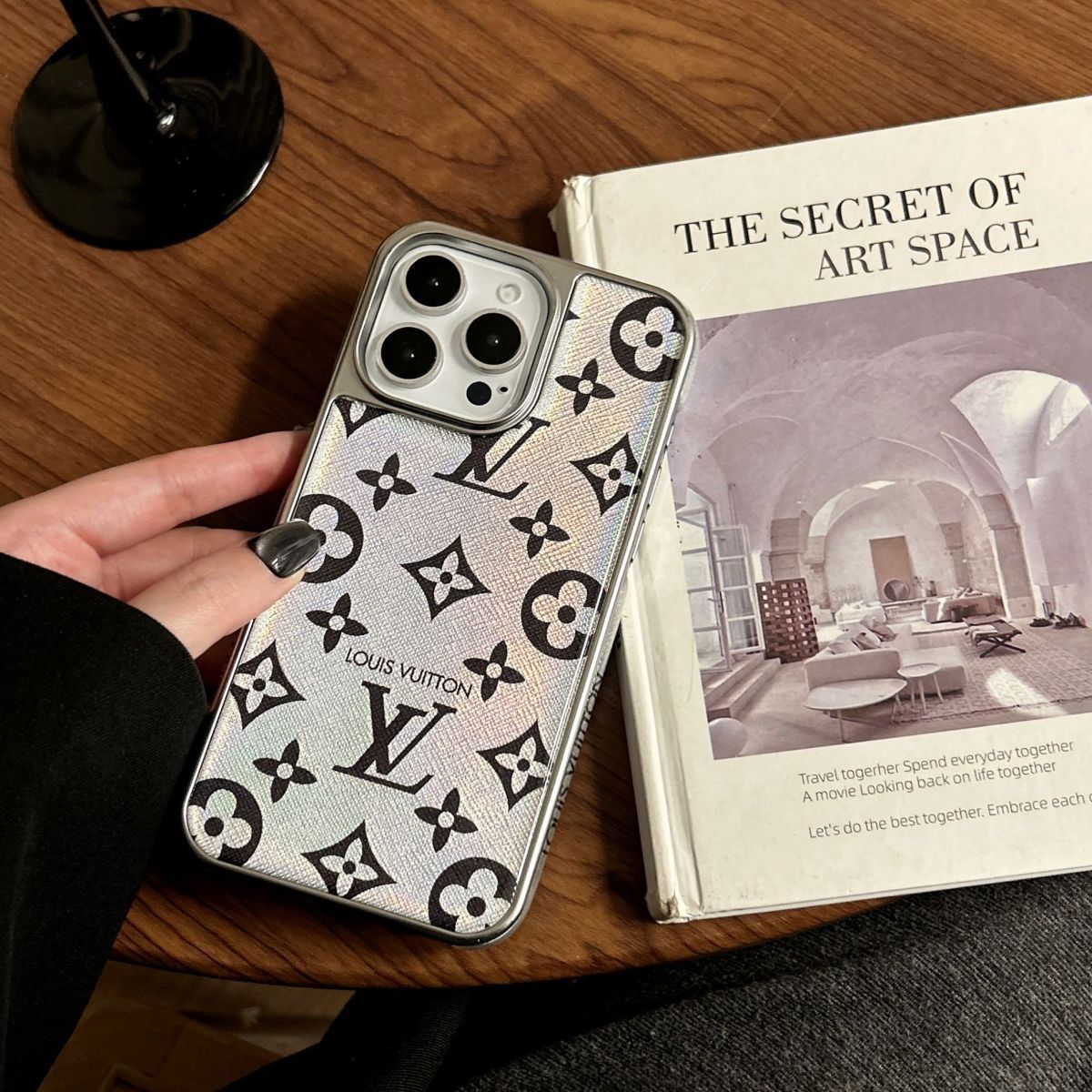 Luksus w Twoim telefonie – elegancki. Pogrubiony. Ikonowy. Etui na iPhone'a