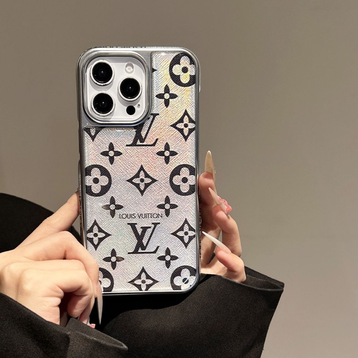 Luksus w Twoim telefonie – elegancki. Pogrubiony. Ikonowy. Etui na iPhone'a