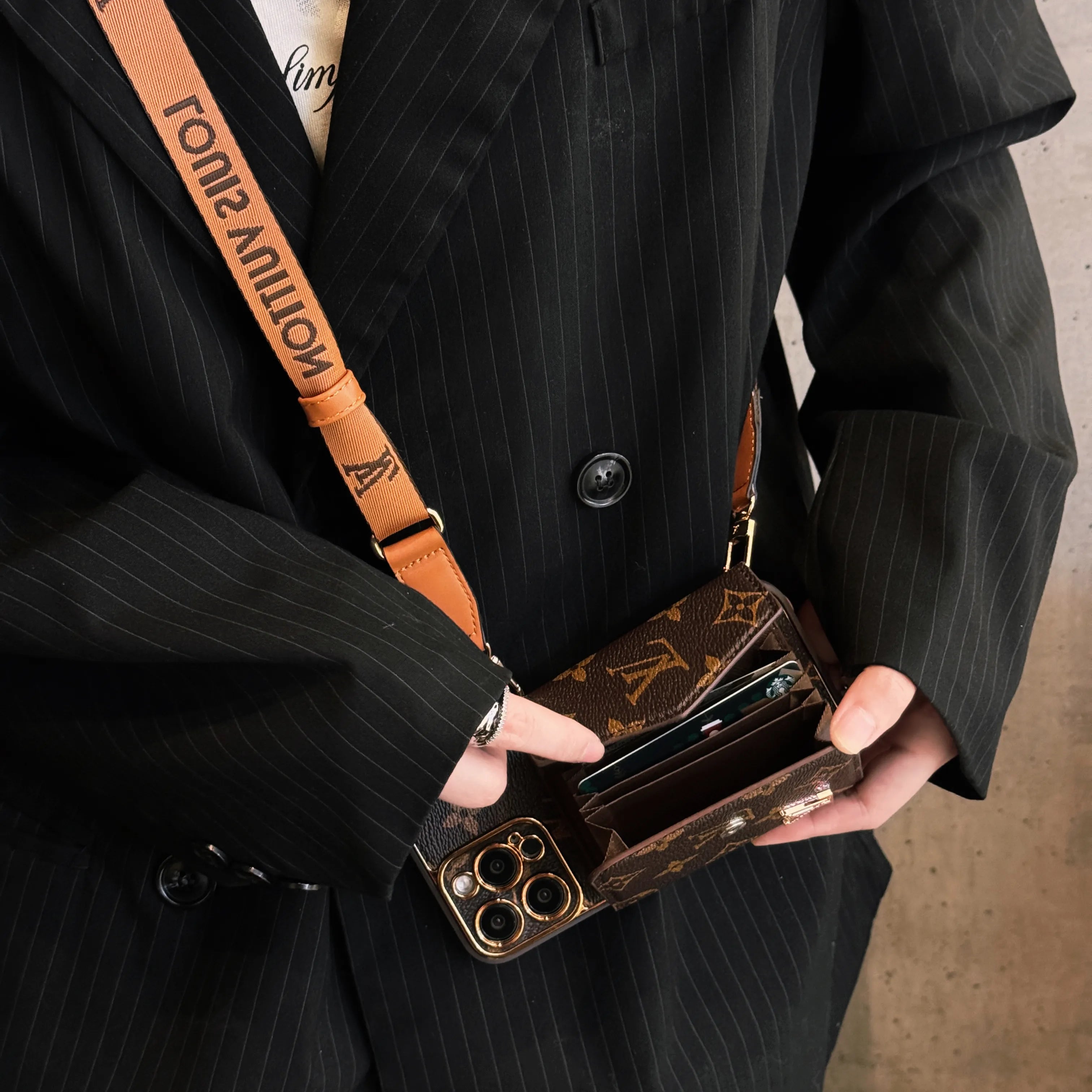 Edistyksellinen nahkainen iPhone-kotelo, jossa lompakko ja ruskea hihna