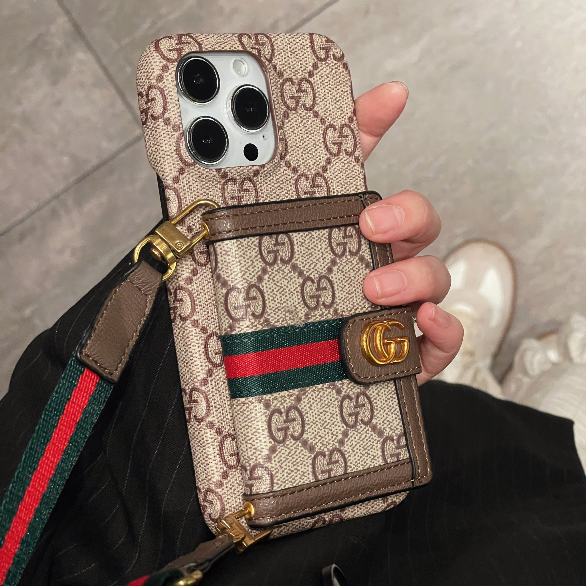 Custodia per iPhone a tracolla con borsa per carte GG