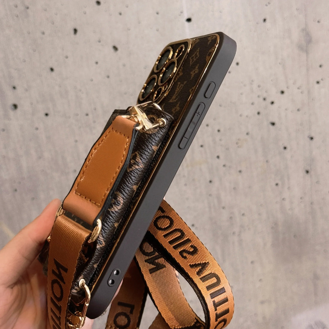 지갑과 스트랩이 있는 고급 가죽 iPhone 케이스 브라운