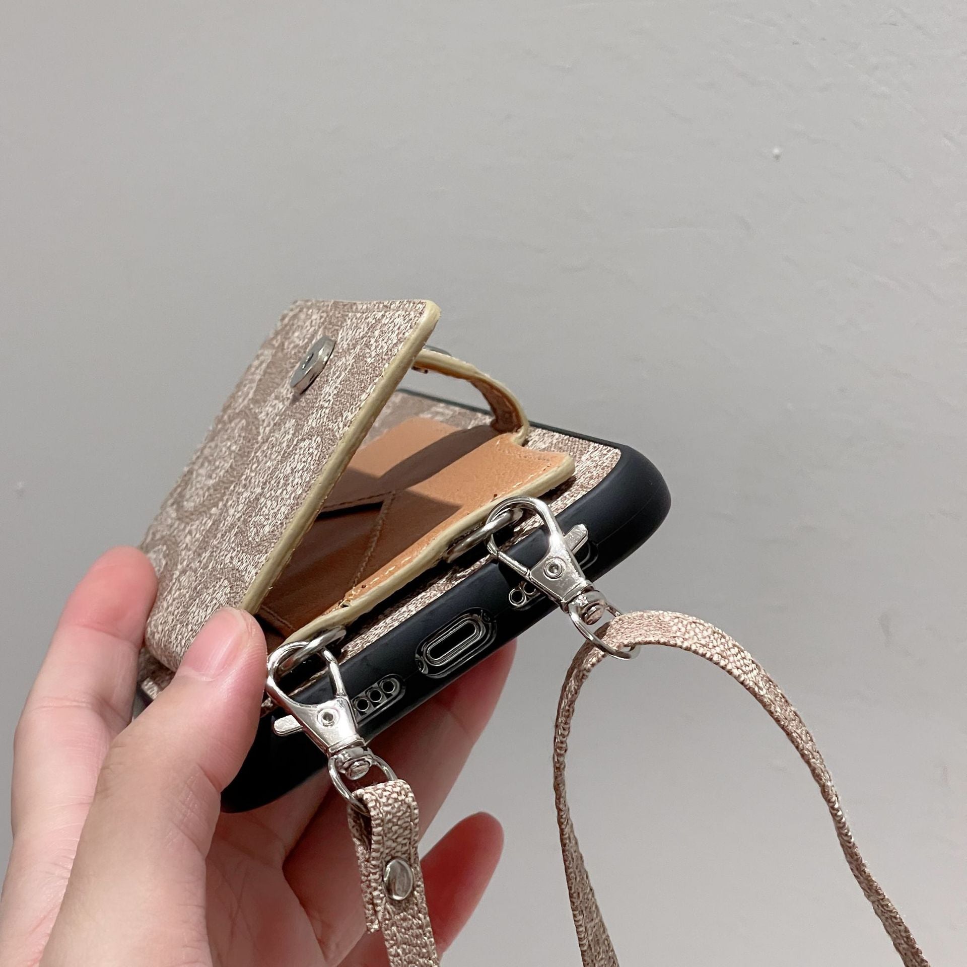 Funda de iPhone con cadena de cuero y bolso Coa Card