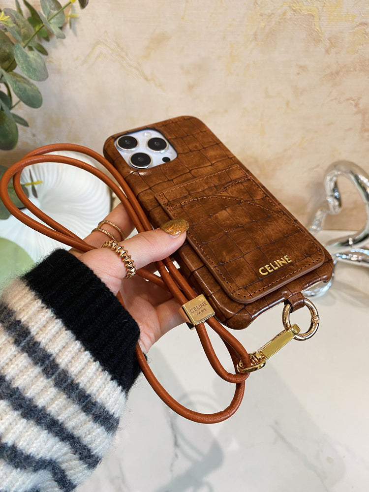 카드 홀더와 스트랩이 있는 악어 무늬 셀린느 아이폰 케이스 브라운 -EYP241415
