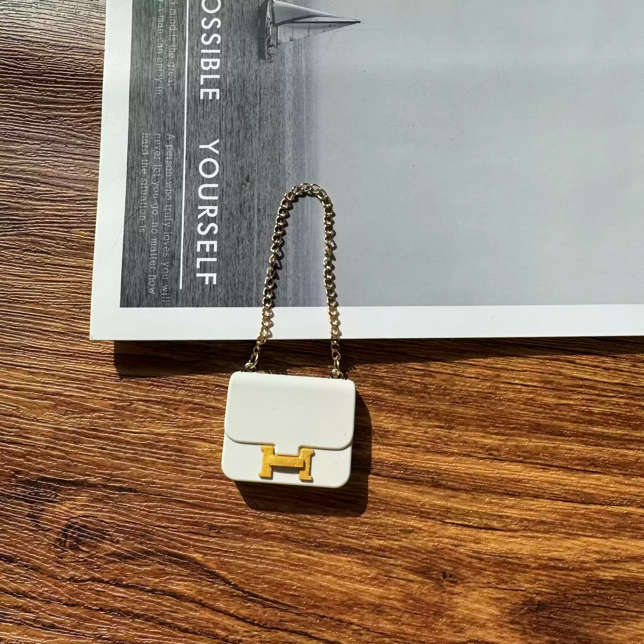 Labubu Mini Constance taske - hvid med guld accent