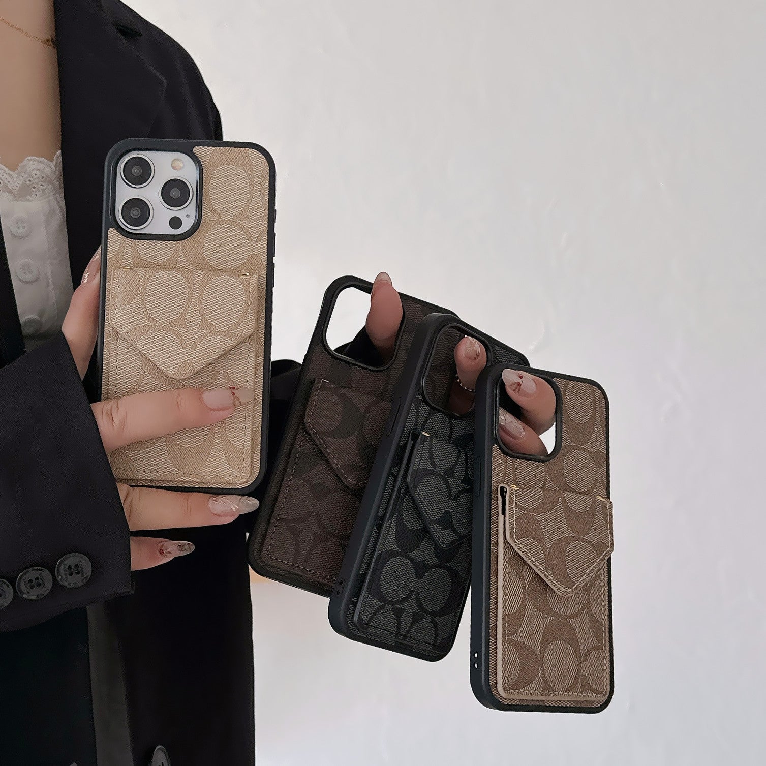 카드 홀더 및 스트랩 라이트가 포함된 Coach iPhone 케이스 블랙 -SJ240513