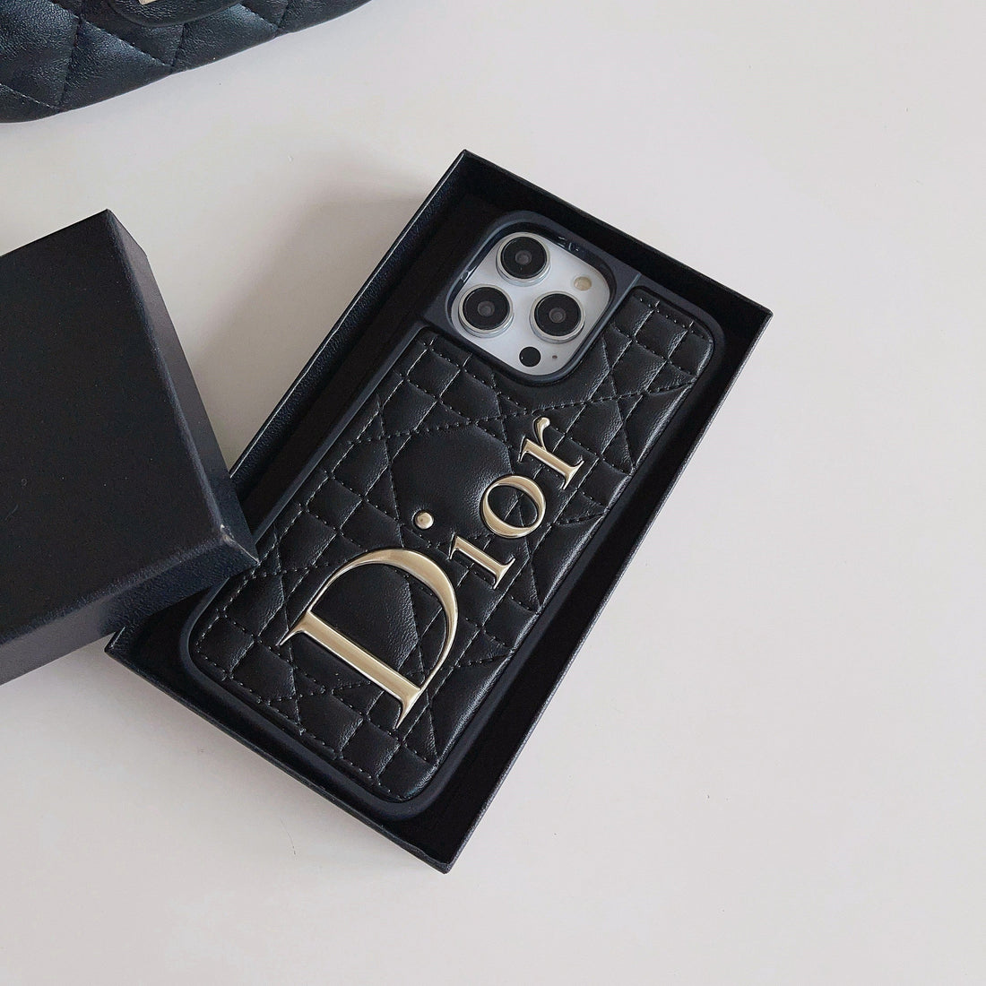 Funda de iPhone de cuero con logotipo dorado CD