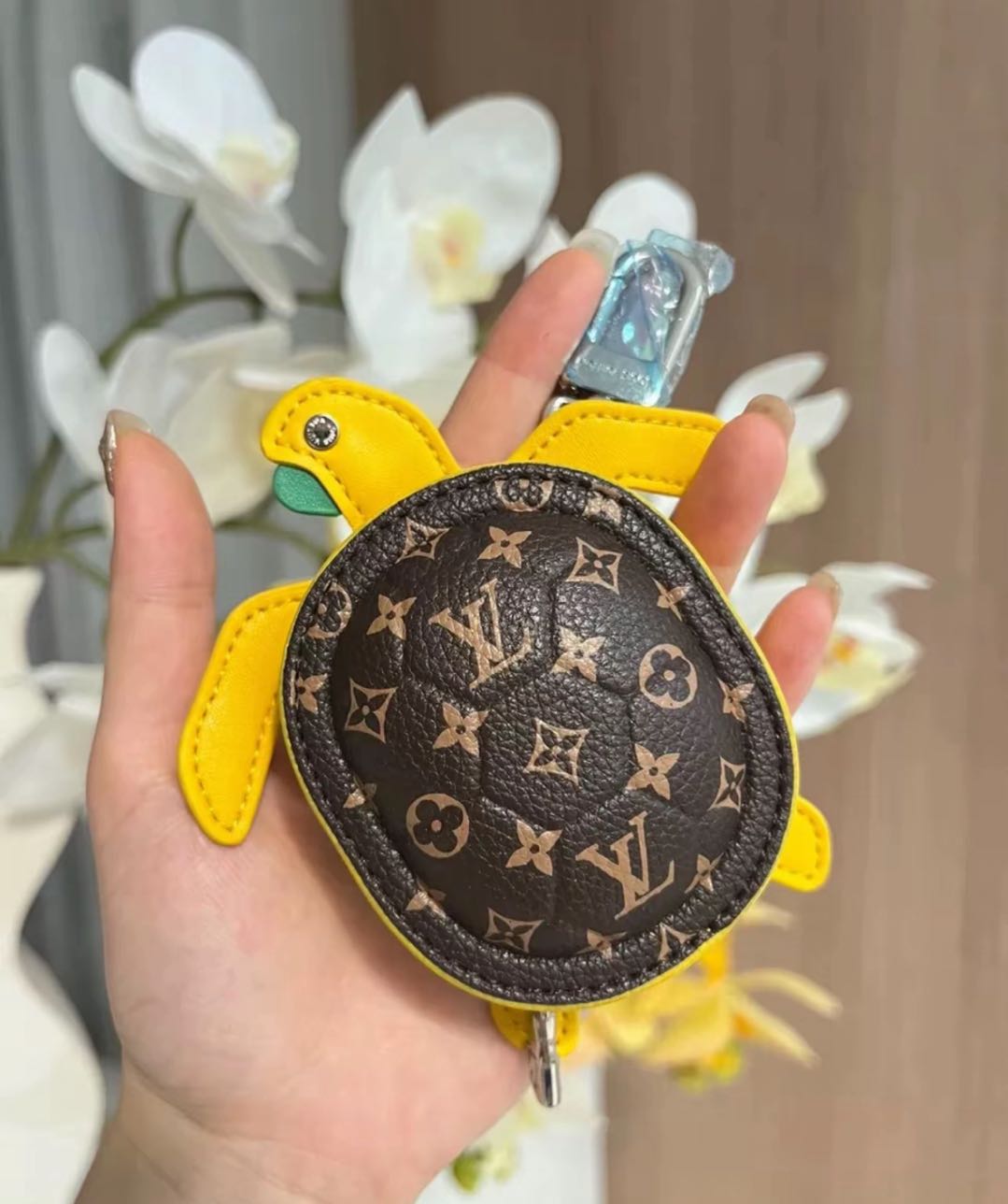 L- Designed Zippered Earphone Storage Pendant