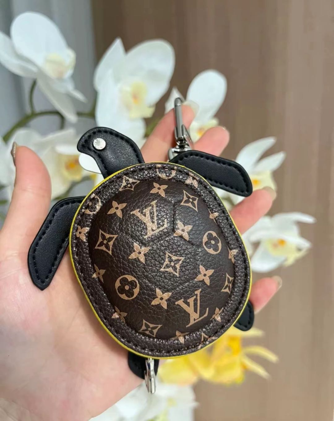 L- Designed Zippered Earphone Storage Pendant